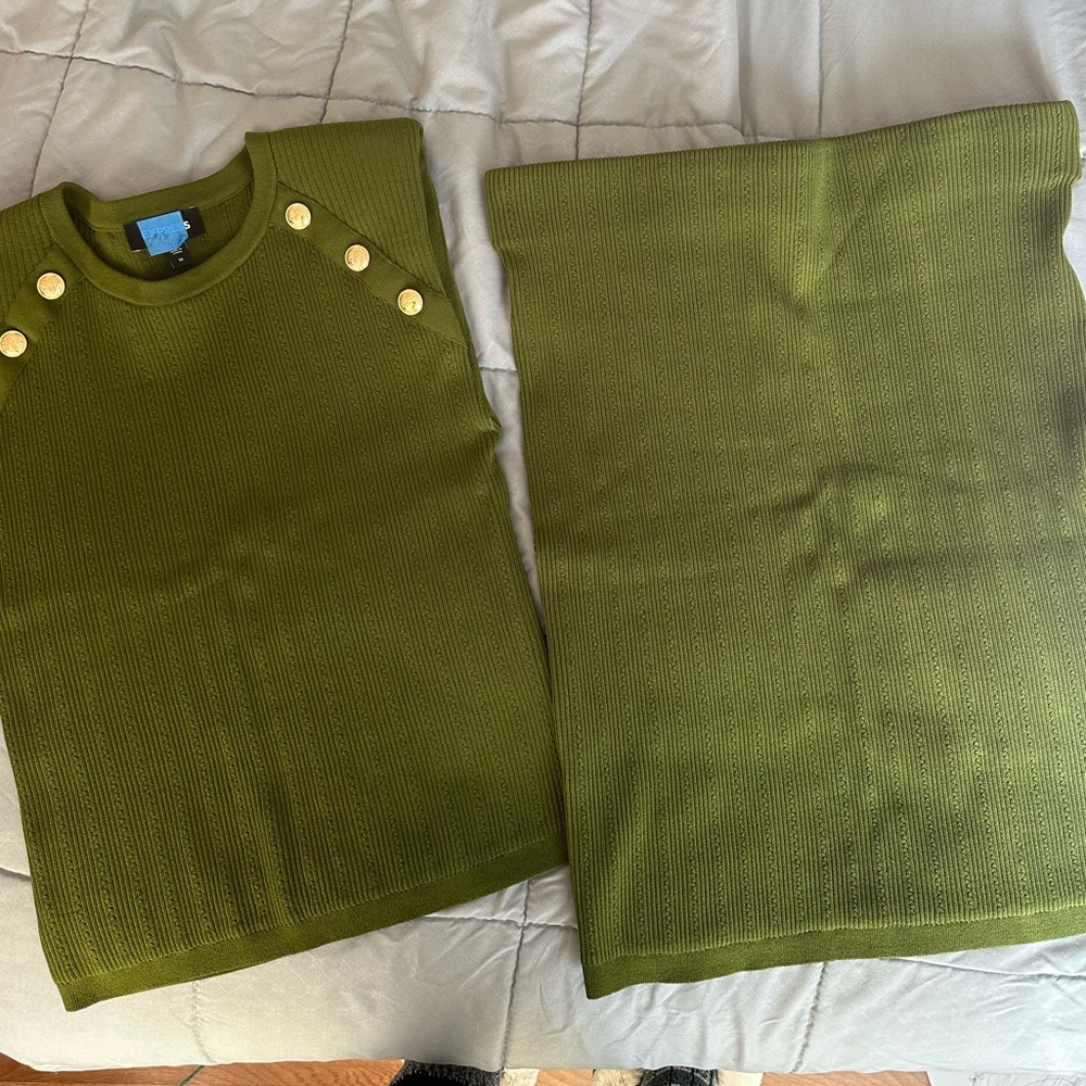 Express novelty Gold button sleeveless sweater tank top and skirt. Set. Size L